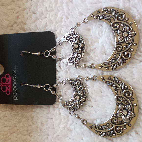 Springtime Gardens White Earrings NWT - Picture 1 of 1